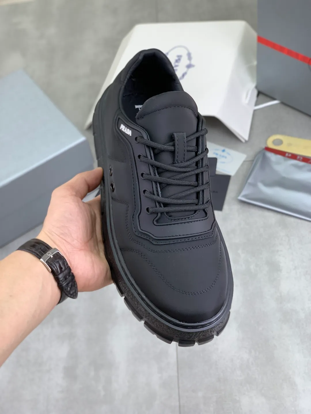 Men's men's shoes 💰P580💰 [New style] popular models are on the official website, 🆘 Trendy brand (Prada) mainly promotes popular models, avant-garde and versatile fashionable men's shoes private version mold opening, cowhide surface splicing 1:1.. Fashionable and simple, original imported cowhide lining cowhide feet; the atmosphere and personality are more fashionable, eye-catching and pursuing class. It will subvert the old idea and be a must-have for fashionistas with you! Must keep it for yourself! Tall and comfortable, large and low, high-end quality workmanship. Number of yards: 38-45 4️⃣optional.